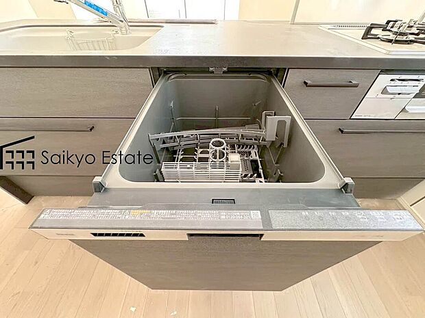 【食洗機】「ビルトイン食洗機」は手洗いよりも経済的で家計に優しく、家事の負担を軽減してくれるママの強い味方ですね。
