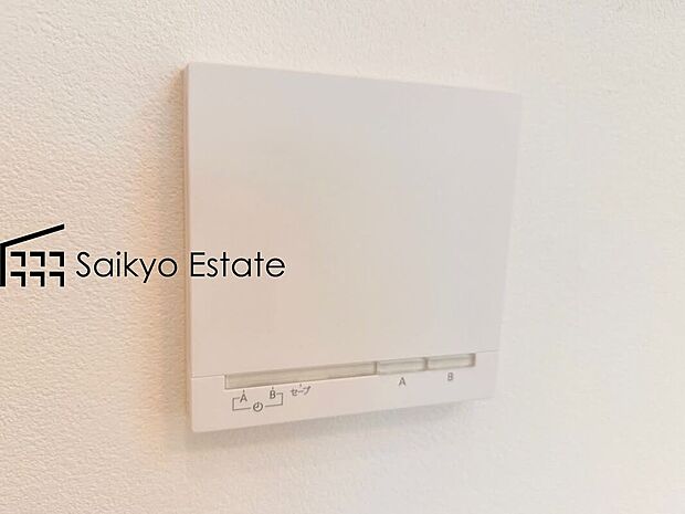 【床暖房（施工例）】「リビング床暖房」は、空気を汚さずに室内を快適な温度に保ってくれます。お子様でも安心してつける事ができる暖房器具です。
