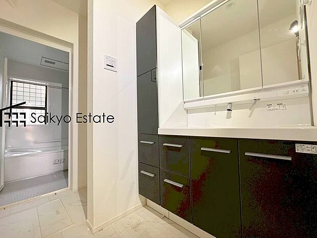 【シャワー付き洗面化粧台】洗面台には三面鏡を採用。身だしなみを整えやすい事はもちろんですが、鏡の後ろに収納スペースを設ける事により、散らかりやすい洗面スペースをすっきりさせる事が出来るのも嬉しいですね。
