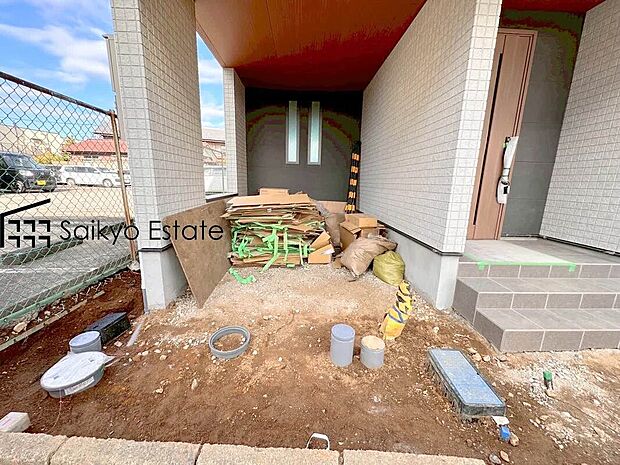 【駐車場】ビルトインガレージのある住宅。カーポート替わりに雨風から大切なお車を守り、お荷物の出し入れもゆっくり濡れずに行えます。自転車置きや物置スペースとしても重宝しますね！

