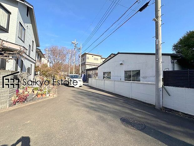 【前面道路】周辺は公園が点在する緑豊かな住環境です。この機会に是非、周辺環境も併せて現地をご覧ください。