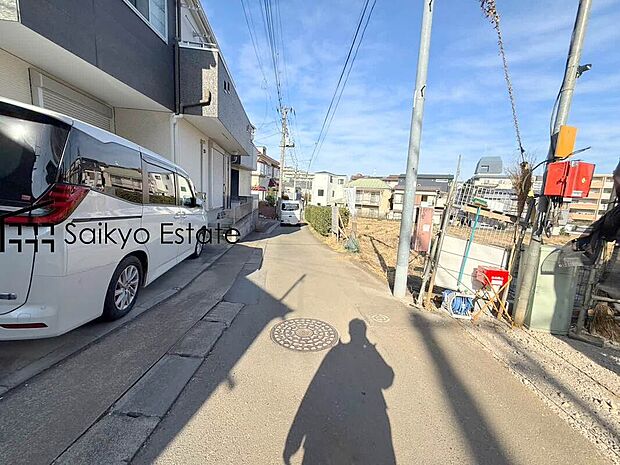 【前面道路】小学校まで徒歩約7分、中学校まで徒歩約8分でお子様が無理なく通える距離です。保育園や幼稚園も近くに多数あり、子育てファミリーには嬉しい環境です！