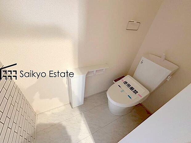 【ウォシュレット付トイレ】「温水清浄便座付きトイレ」は日々の生活を快適にしてくれます。毎日使う場所だからこそ、こだわりたいポイントですね。
