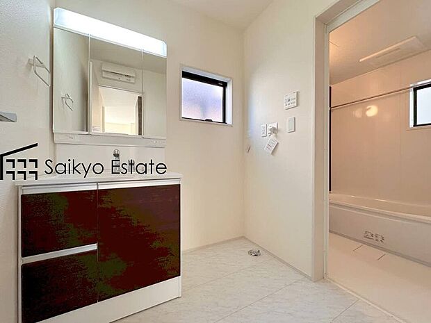 【シャンプードレッサー付洗面化粧台】「シャンプードレッサー付きの洗面台」は暮らしを快適にしてくれます。朝の身支度もスムーズに♪
