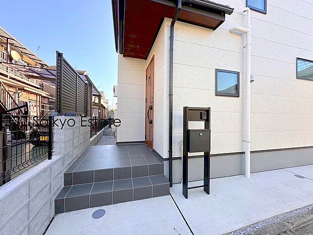 【玄関】家の顔となる玄関は、格調高いデザイン性が求められます。高級感と断熱性、防犯性に優れた玄関ドアを標準装備。