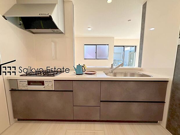 【キッチン】リビングにいる家族とコミュニケーションをとりながら作業が出来る人気のカウンターキッチン。お子様がリビングにいても目が届くので安心です。