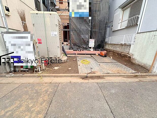 【カースペース】前面道路、幅員がございますので、駐車もスムーズに行えます！駐車が少し苦手なママさんでも安心ですね♪