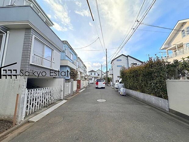 【前面道路】子育てにも嬉しい、緑豊かな自然が広がる閑静な住宅地、南向きの邸宅です。この機会に是非現地をご覧ください。