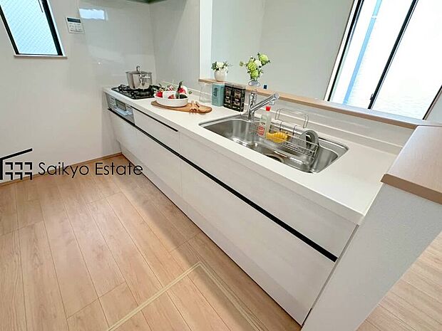 【キッチン【施工例】】リビングにいる家族とコミュニケーションをとりながら作業が出来る人気のカウンターキッチン。お子様がリビングにいても目が届くので安心です。食洗機付きです！