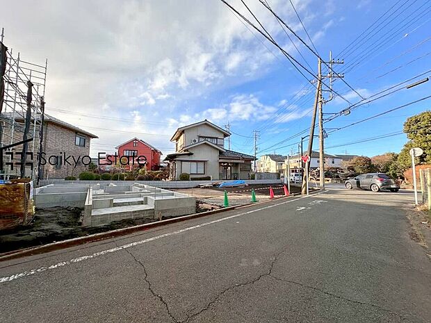 【前面道路】子育てにも嬉しい、緑豊かな自然が広がる閑静な住宅地、南向きの邸宅です。この機会に是非現地をご覧ください。