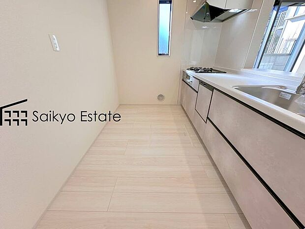 【床下収納】「床下収納」は日用品のストックや、使用頻度の低い物などを収納するのに便利なスペースです。