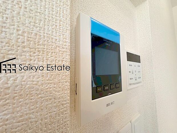 【TVモニター付きインターホン】「TVモニター付きインターホン」は、玄関に行かなくても誰が来たのか確認でき、お子様のお留守番も安心です。