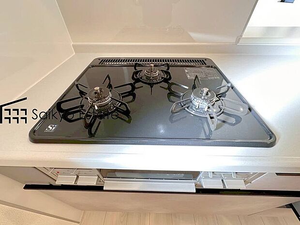 【3口ガスコンロシステム】「3口ガスコンロシステム」はたくさんの料理が同時に作れて便利な上、凹凸が少ないフラットトップなのでお掃除も楽々です。