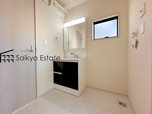 【シャンプードレッサー付洗面化粧台】「シャンプードレッサー付きの洗面台」は暮らしを快適にしてくれます。朝の身支度もスムーズに♪