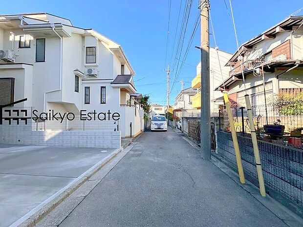 【前面道路を含む現地写真】子育てにも嬉しい、緑豊かな自然が広がる閑静な住宅地、南向きの邸宅です。この機会に是非現地をご覧ください。