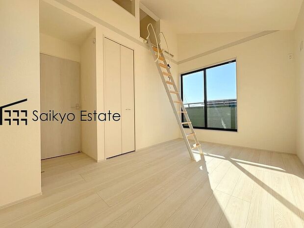 【洋室(施工例)】2面採光で明るく風通しも良好です!天気の良い日は是非窓を開けて空気の入れ替えをしてみるのはいかがでしょうか♪