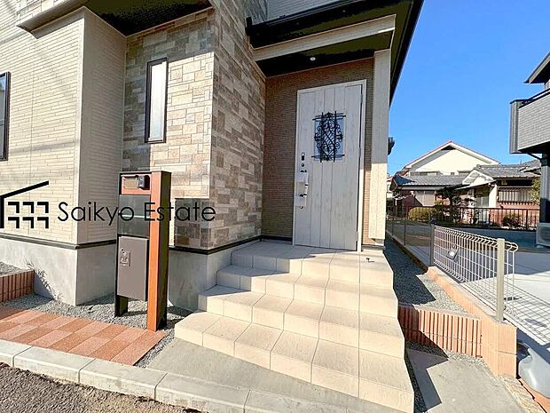 【玄関】家の顔となる玄関は、格調高いデザイン性が求められます。高級感と断熱性、防犯性に優れた玄関ドアを標準装備。