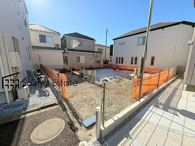 【現地写真】保育園、小学校、中学校など教育施設が徒歩圏内に点在。お子様を目の届く範囲で通学させることができ、家族に安心なロケーションです。ぜひこの機会に直接現地をご覧ください。