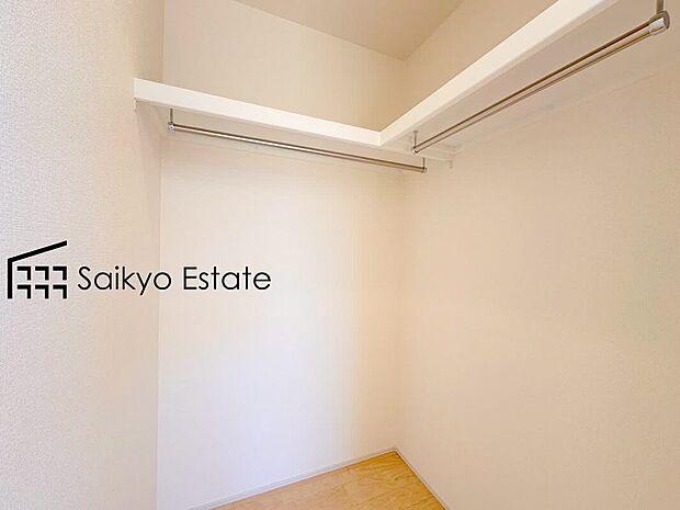 【ウォークインクローゼット【施工例】】7帖の洋室と6帖の洋室にWICがございます。たっぷり収納ができるWICは衣替え不要で、すぐに使え、片付け上手に!