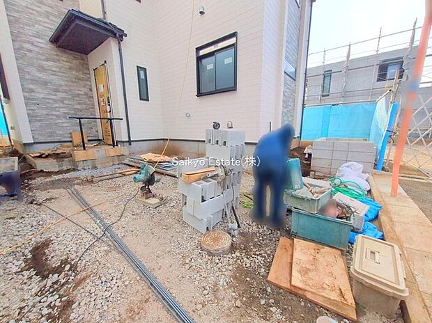 【玄関】家の顔となる玄関は、格調高いデザイン性が求められます。高級感と断熱性、防犯性に優れた玄関ドアを標準装備。