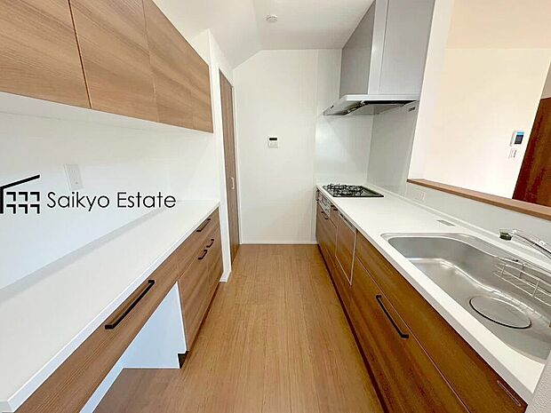 【キッチン】リビングにいる家族とコミュニケーションをとりながら作業が出来る人気のカウンターキッチン。「カップボード」が備え付けてあるキッチンはいつもスッキリ♪調理スペースも広く、お料理がはかどりそう！
