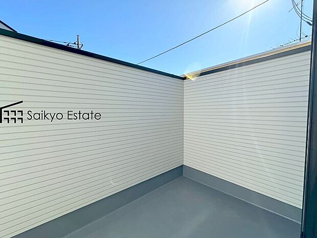 【バルコニー】広々としたバルコニーには家族全員のお洗濯物も楽に干せます。南面からの光と風に満ちた室内の延長空間が、暮らしに心地よい開放感をもたらします。
