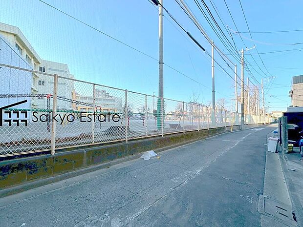 【前面道路】お車の出し入れがスムーズに出来る前面道路になります。ストレスを感じる事なく出来ますので駐車苦手な方もご安心いただけます。
