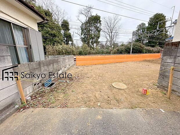 【駐車場】カースペースはコンクリート仕上げの為、雨の日でも足元が気になりません！自転車やバイクを置くスペースもございます！