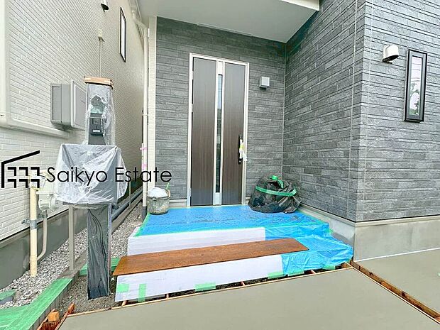 【玄関】小学校まで徒歩約13分、中学校まで徒歩約18分でお子様が無理なく通える距離です。保育園や幼稚園も近くに多数あり、子育てファミリーには嬉しい環境です!