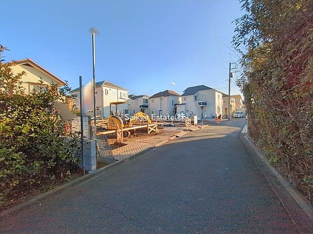 【前面道路】交通量の少ない前面道路ですので、小さなお子様がおられるご家庭でも安心してお住まいいただけます。