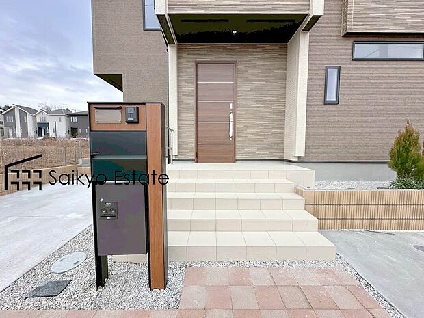 【玄関】家の顔となる玄関は、格調高いデザイン性が求められます。高級感と断熱性、防犯性に優れた玄関ドアを標準装備。