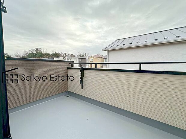 【バルコニー】南向きのバルコニーが2箇所にございます。洗濯物の他、お布団なども沢山同時に干せて便利です！