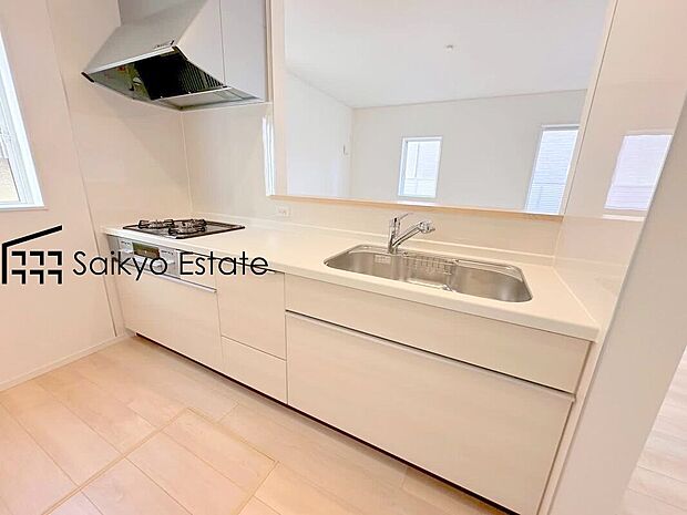 【キッチン】リビングにいる家族とコミュニケーションをとりながら作業が出来る人気のカウンターキッチン。お子様がリビングにいても目が届くので安心です。