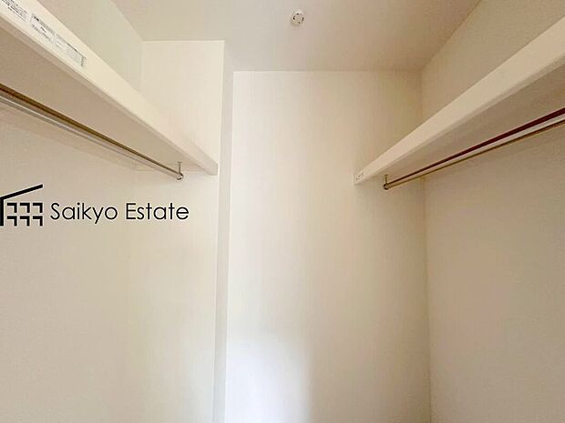 【収納（WIC）】ひと目で収納物を確認できるウォークインクロゼットは、ゆとりの広さを備えた大型収納。数多くの衣類に加え、足元には引出しや衣装箱、シューズボックスなども収納することができます。