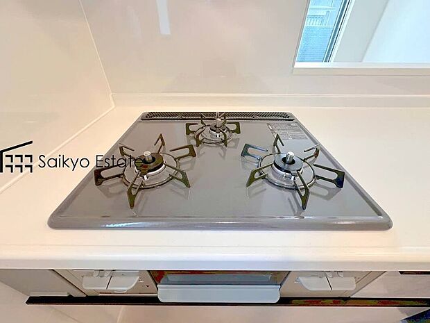 【3口ガスコンロシステム】「3口ガスコンロシステム」はたくさんの料理が同時に作れて便利な上、凹凸が少ないフラットトップなのでお掃除も楽々です。
