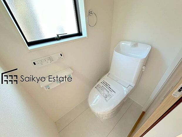 【ウォシュレット付トイレ】「温水清浄便座付きトイレ」は日々の生活を快適にしてくれます。毎日使う場所だからこそ、こだわりたいポイントですね。
