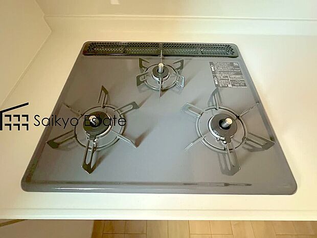 【3口ガスコンロシステム】「3口ガスコンロシステム」はたくさんの料理が同時に作れて便利な上、凹凸が少ないフラットトップなのでお掃除も楽々です。
