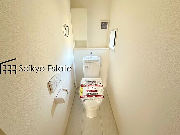 【ウォシュレット付トイレ】「温水清浄便座付きトイレ」は日々の生活を快適にしてくれます。毎日使う場所だからこそ、こだわりたいポイントですね。
