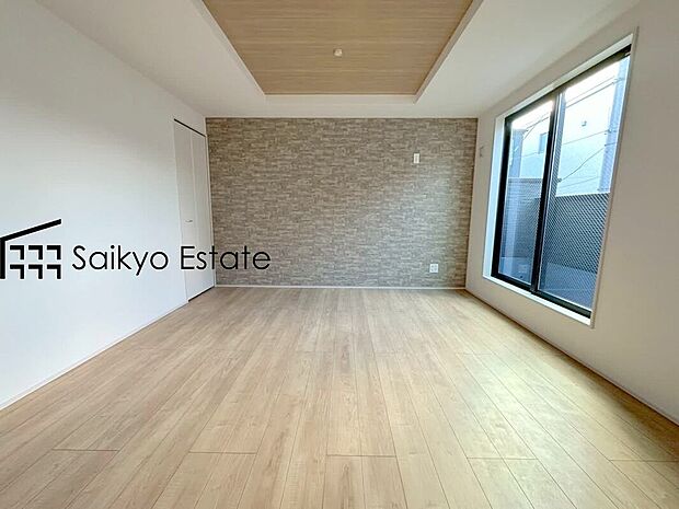 【リビング】開放感と採光にこだわった16帖の広々としたLDKです。陽光いっぱいの空間で家族団らんの時間も増えそうですね！
