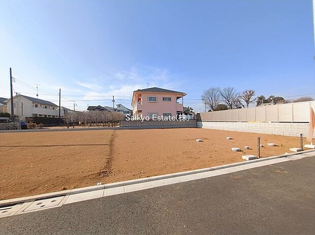 【現地写真】16帖以上のLDKに居室が4部屋！各棟こだわりの間取りとなっております！車種にもよりますが全棟駐車2台可能！