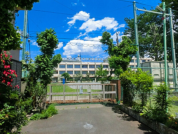 三鷹市立第六中学校（約610m）