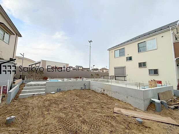 【現地写真】LDK広々18.5帖！ご家族の会話が弾むカウンターキッチン採用！防犯カメラ標準装備！