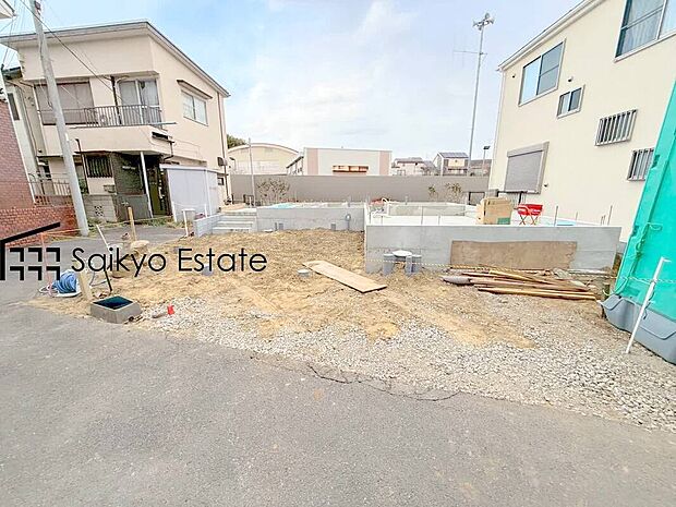 【前面道路】周辺は公園や緑地が点在する緑豊かな住環境です。この機会に是非、周辺環境も併せて現地をご覧ください。