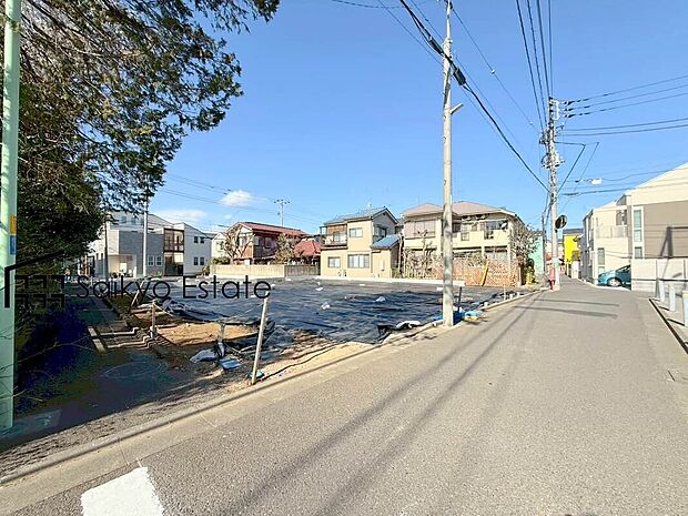 【前面道路】小学校まで徒歩約10分、中学校まで徒歩約9分でお子様が無理なく通える距離です。保育園や幼稚園も近くに多数あり、子育てファミリーには嬉しい環境です！