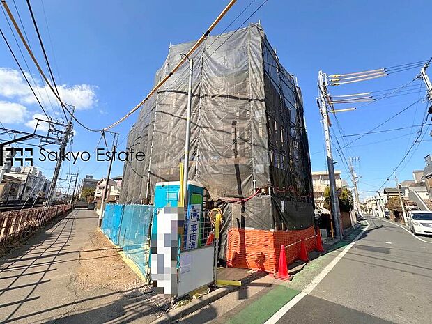 【前面道路を含む現地写真】小学校まで徒歩約1分、中学校まで徒歩約12分でお子様が無理なく通える距離です。保育園や幼稚園も近くにあり、子育てファミリーには嬉しい環境です！