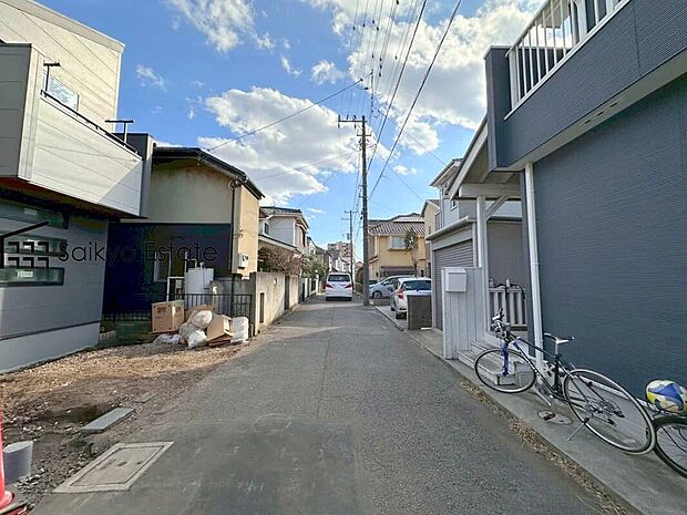 【前面道路】小学校まで徒歩約5分、中学校まで徒歩約18分！お子様が無理なく通える距離です。スーパーやコンビニ、ドラッグストアまで徒歩約6分など周辺は商業施設が充実した暮らし便利な立地です！急なお買い物も安心です♪
