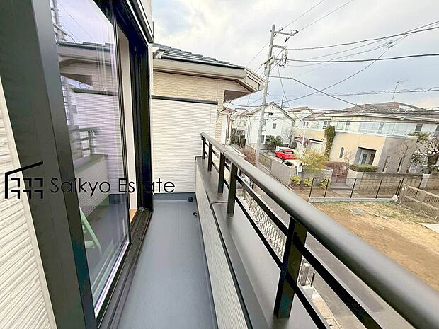 【バルコニー】2箇所にバルコニーがございますので、洗濯物の他、お布団なども沢山同時に干せて便利です！陽当りの良さも魅力です！
