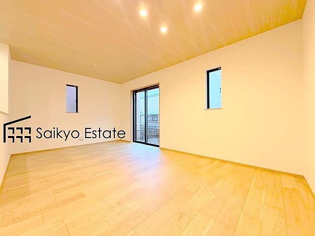 【リビング】開放感と採光にこだわった広々としたLDKです。陽光いっぱいの空間で家族団らんの時間も増えそうですね！
