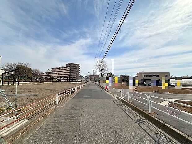 【前面道路】交通量の少ない前面道路ですので、小さなお子様がおられるご家庭でも安心してお住まいいただけます。