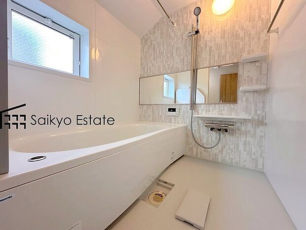 【浴室】一日の疲れを癒してくれる一坪タイプの広々バスルーム♪雨の日のお洗濯にも大活躍な浴室暖房乾燥機付きです！